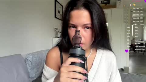 Mia online show from November 2025 08:06:02 AM