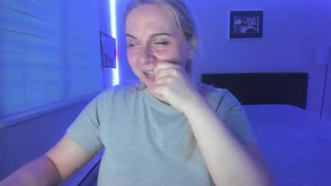 Snapshot of winter_miracle chatting on December 2025 04:01:02 PM Winter Miracle online show from December 2025 04:01:02 PM