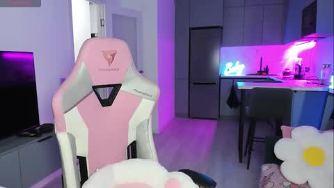 Emi online show from September 2025 07:02:02 PM