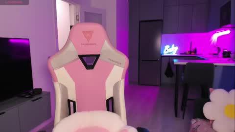 Emi online show from September 2025 07:03:02 PM