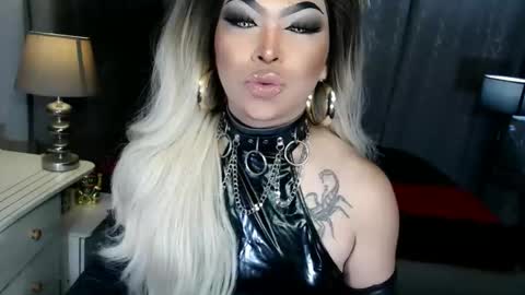 Zhavia online show from November 2025 06:55:02 PM