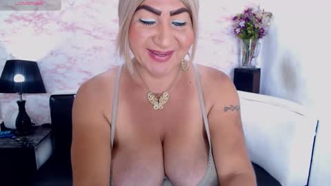 Snapshot of xiomystone chatting on January 2025 02:39:01 PM XIOMY give LIKE on my page online show from January 2025 02:39:01 PM