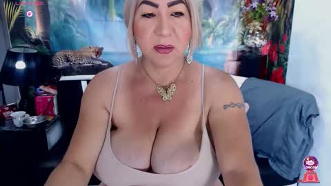 Snapshot of xiomystone chatting on November 2025 12:20:01 PM XIOMY give LIKE on my page online show from November 2025 12:20:01 PM