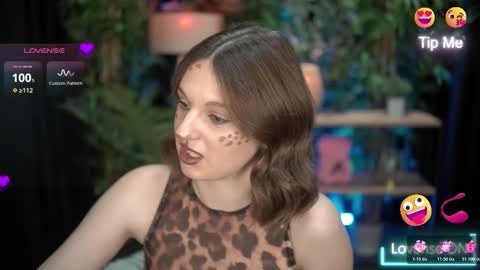 Snapshot of xoxo_molly chatting on October 2025 08:10:01 PM xoxo_molly online show from October 2025 08:10:01 PM