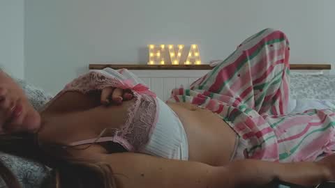 Snapshot of xxevadreamxx chatting on November 2025 06:36:01 AM Eva online show from November 2025 06:36:01 AM