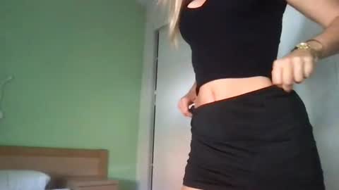 Snapshot of xxsweet_lunaxx chatting on July 2026 03:44:01 PM Sweet Luna online show from July 2026 03:44:01 PM