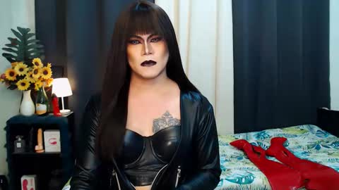 Snapshot of xyournightmarequeenx chatting on October 2025 10:32:02 PM QueenMarina online show from October 2025 10:32:02 PM