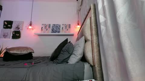 yellow_lily online show from December 2025 03:50:02 PM