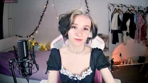 Snapshot of yellow_songbird chatting on March 2025 05:47:01 PM Liya online show from March 2025 05:47:01 PM