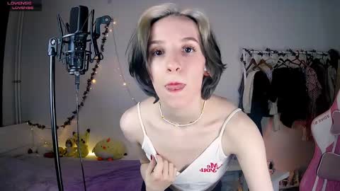 Snapshot of yellow_songbird chatting on March 2025 04:24:01 PM Liya online show from March 2025 04:24:01 PM