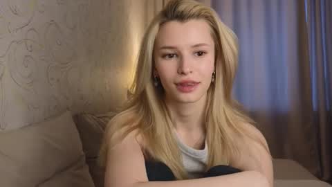 Snapshot of yennaone chatting on February 2026 05:07:02 AM Yenna online show from February 2026 05:07:02 AM