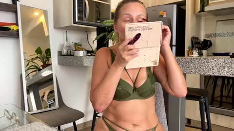 Snapshot of yes_mommy_zlata chatting on January 2025 08:44:01 PM Zlata online show from January 2025 08:44:01 PM