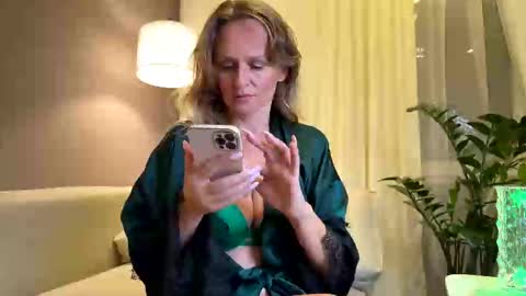 Snapshot of yes_mommy_zlata chatting on September 2025 06:41:02 PM Zlata online show from September 2025 06:41:02 PM