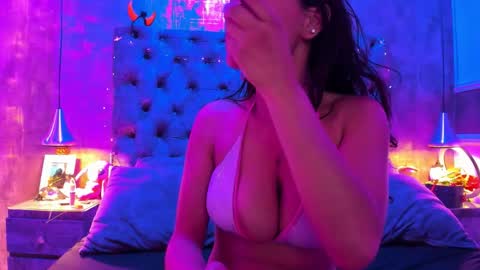 yiyisandoval online show from November 2025 08:13:02 PM