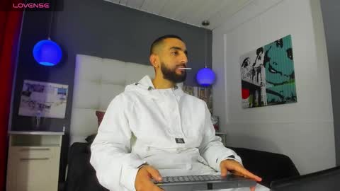 Yiyo online show from November 2025 03:28:01 AM