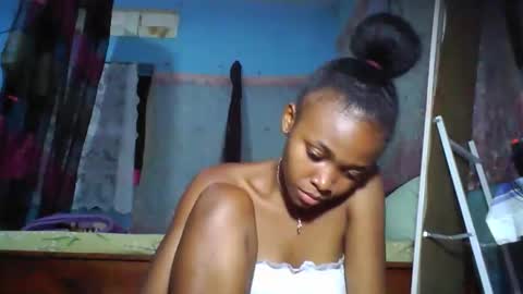 yolandrina05 online show from November 2025 01:58:01 PM