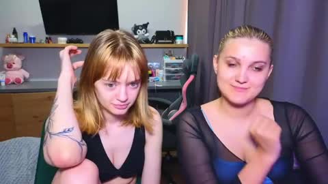 Snapshot of younona chatting on June 2026 06:00:02 PM Anna and Luna online show from June 2026 06:00:02 PM