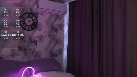 Julia Please Thumbs up me   online show from January 2025 07:22:01 AM