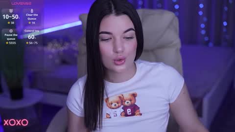 L O L A online show from November 2025 10:31:02 PM