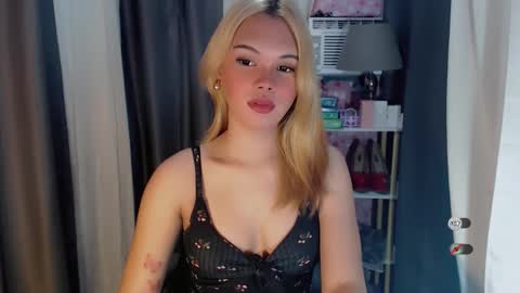Snapshot of yourlovekylie chatting on April 2026 04:01:01 AM KYLIE MORE online show from April 2026 04:01:01 AM