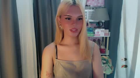 Snapshot of yourlovekylie chatting on June 2026 09:14:01 AM KYLIE MORE online show from June 2026 09:14:01 AM