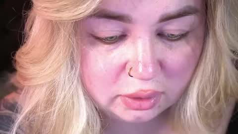 Snapshot of zarareign_ chatting on April 2026 08:43:01 PM Lola online show from April 2026 08:43:01 PM