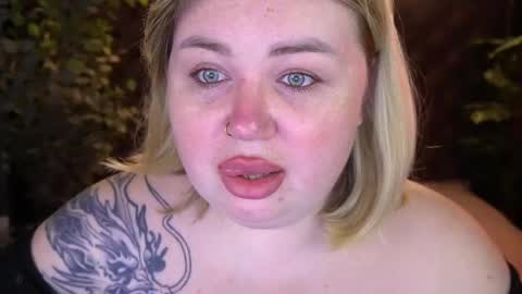 Snapshot of zarareign_ chatting on May 2026 07:52:02 PM Lola online show from May 2026 07:52:02 PM
