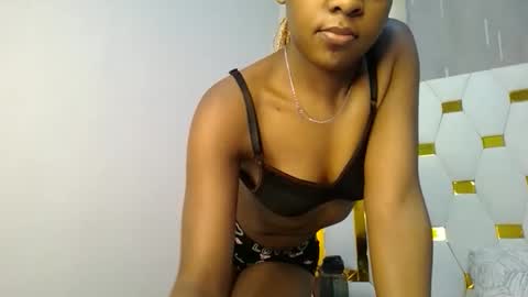 Snapshot of zariah011 chatting on May 2026 09:42:02 PM zariah online show from May 2026 09:42:02 PM