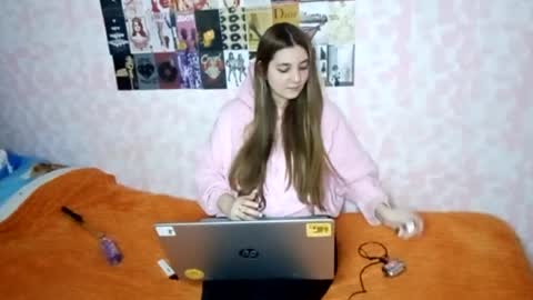 Snapshot of zeniabrossoit chatting on April 2026 12:43:02 PM zeniabrossoit online show from April 2026 12:43:02 PM