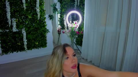 Snapshot of zinasquirts chatting on March 2026 03:45:02 AM Galli online show from March 2026 03:45:02 AM