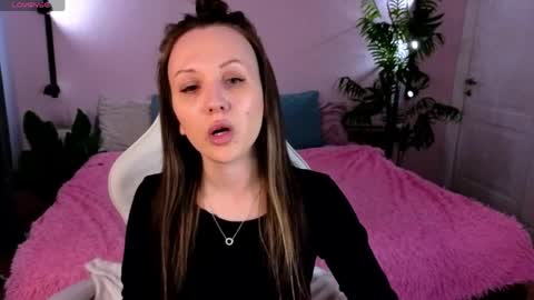 Zlata  Mon Tue Thu Fri Sun Sa GMT 3 0000pm - 0600pm  online show from April 2026 09:01:02 AM