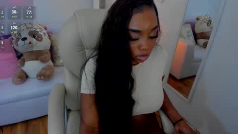 Snapshot of zobe_love chatting on February 2025 07:24:02 PM Zobe Love online show from February 2025 07:24:02 PM