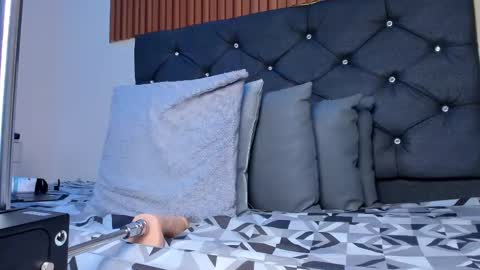 Zoe online show from November 2025 09:00:02 PM