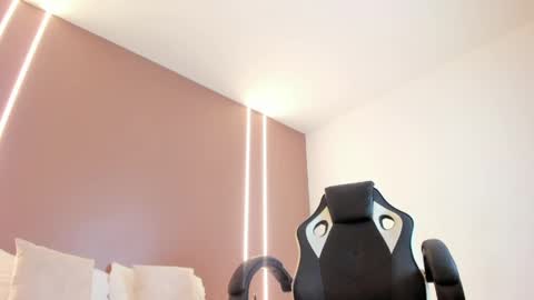 zoee_zi online show from April 2026 08:34:02 PM