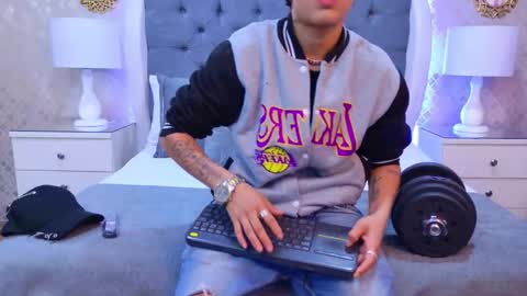 Zoe Krug online show from December 2025 11:41:01 AM