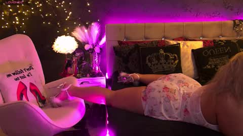 Snapshot of zoemesmerizee chatting on October 2025 06:06:02 AM ZoeMesmerize online show from October 2025 06:06:02 AM