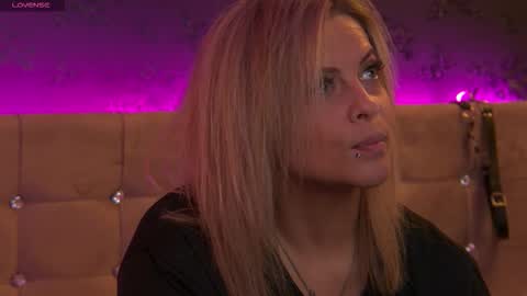 Snapshot of zoemesmerizee chatting on November 2025 11:00:02 AM ZoeMesmerize online show from November 2025 11:00:02 AM