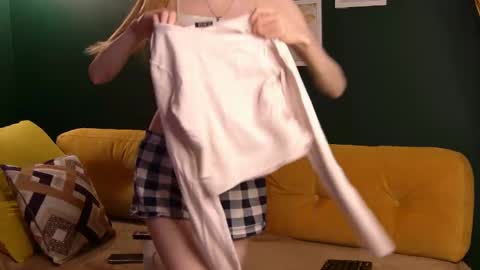 zoenymph online show from May 2026 05:25:01 AM