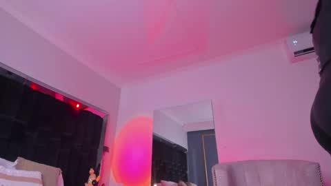 zoevidal_ online show from February 2025 11:39:02 AM