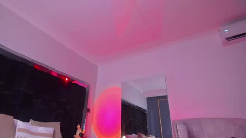 zoevidal_ online show from February 2025 05:54:02 PM