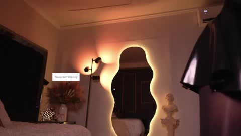 Snapshot of zoevidal_ chatting on May 2026 12:01:01 PM zoevidal_ online show from May 2026 12:01:01 PM