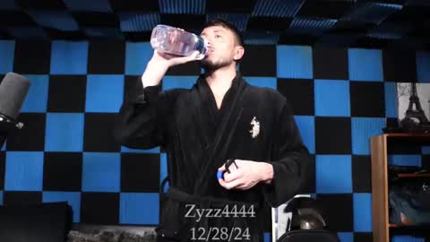 Snapshot of zyzz4444 chatting on December 2024 03:54:02 AM Greek God online show from December 2024 03:54:02 AM