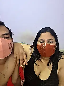 Snapshot of MOM-SUN-COUPLE chatting on September 2025 09:09:01 AM MOM-SUN-COUPLE online show from September 2025 09:09:01 AM