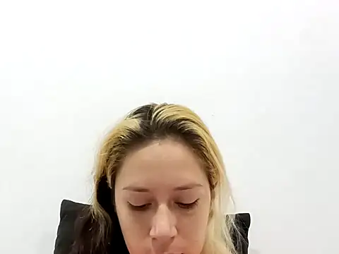 MommyMiaWs online show from April 2026 06:03:01 PM