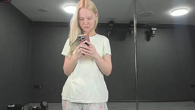 Snapshot of Masha_2002 chatting on May 2026 08:14:02 PM Masha 2002 online show from May 2026 08:14:02 PM