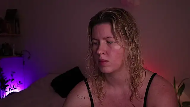 moonamii online show from November 2025 06:09:02 PM