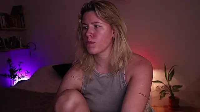 moonamii online show from November 2025 07:24:01 PM