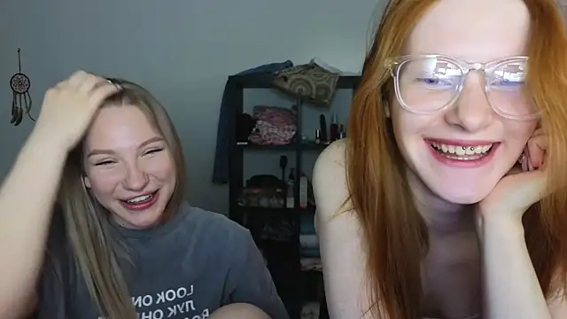 Snapshot of MiaKeler chatting on March 2025 05:39:01 PM MiaKeler online show from March 2025 05:39:01 PM