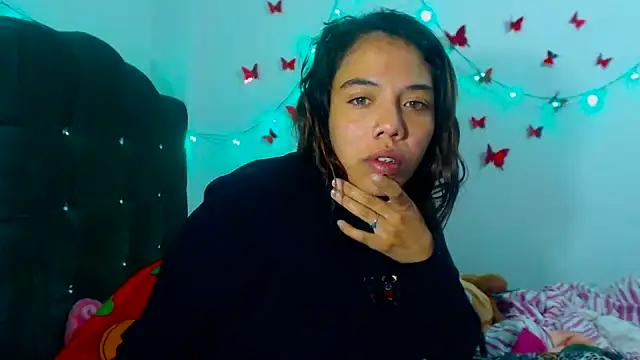 Snapshot of AmaraRoberts420 chatting on December 2024 12:59:02 AM AmaraRoberts420 online show from December 2024 12:59:02 AM