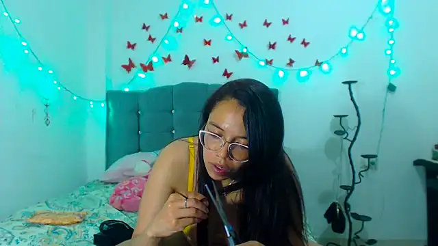 Snapshot of AmaraRoberts420 chatting on February 2025 03:53:01 AM AmaraRoberts420 online show from February 2025 03:53:01 AM